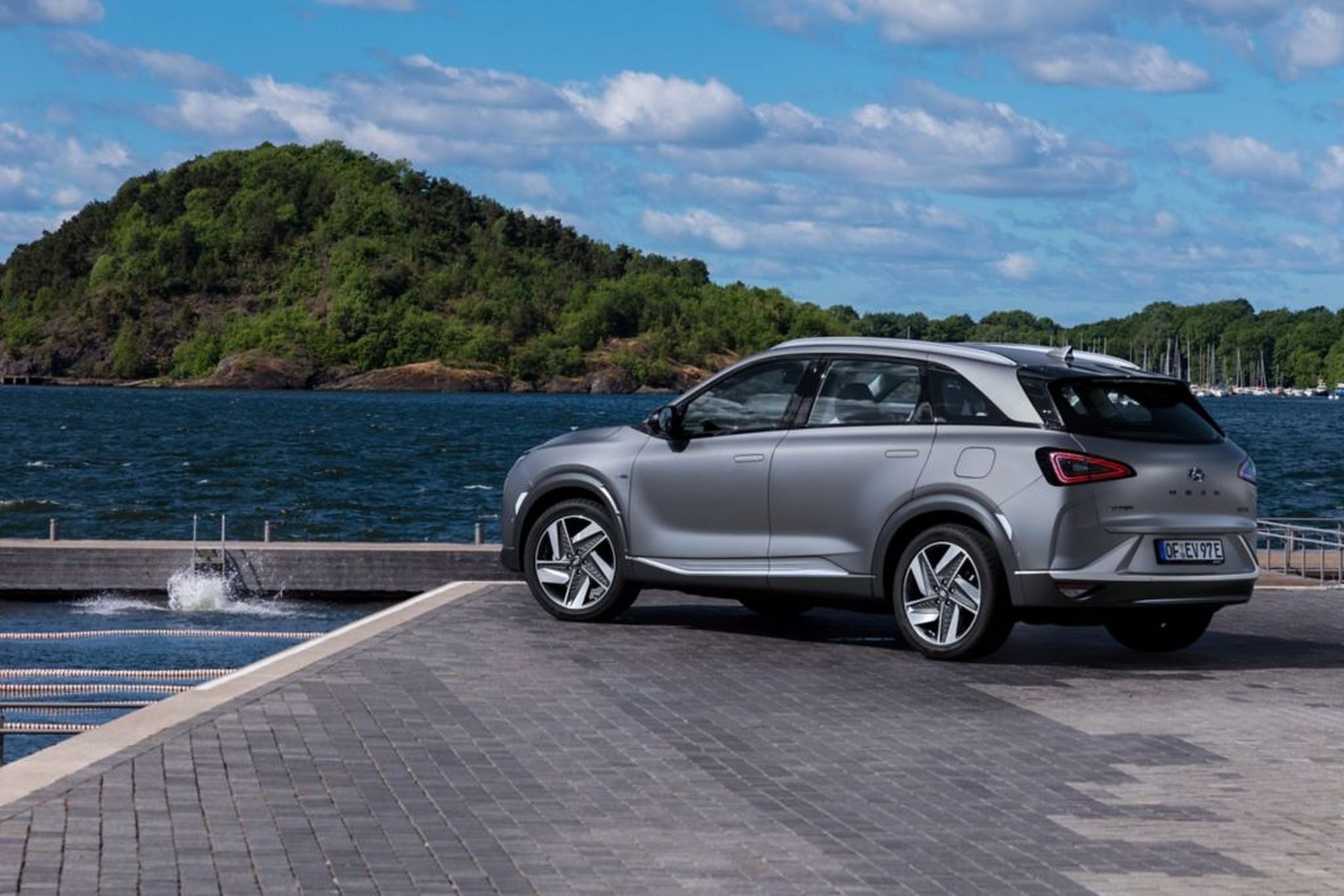 Perspectiva trasera del NEXO, ideal para notar su elegancia dinámica.