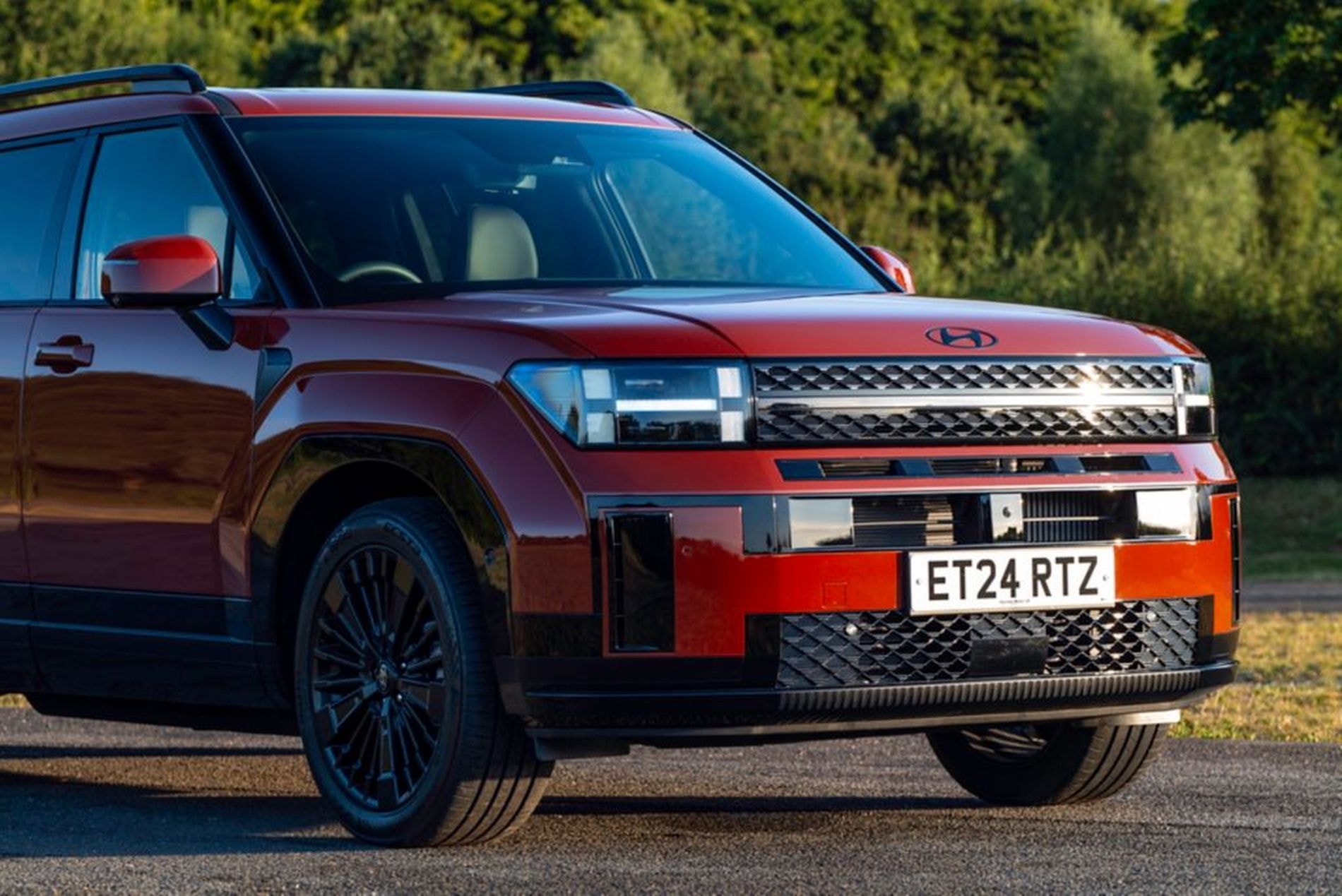 Vista frontal del Hyundai Santa Fe Híbrido, dinámica y moderna.