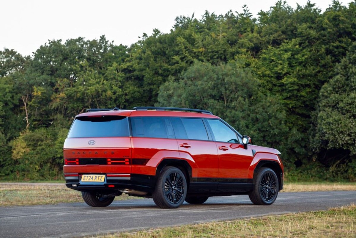 Perspectiva lateral del Hyundai Santa Fe Híbrido, robusto y elegante. Perspectiva lateral del Hyundai Santa Fe Híbrido, robusto y elegante.