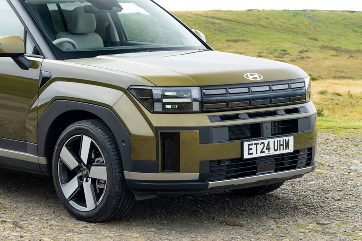 Vista frontal del Hyundai Santa Fe Híbrido, destacando su diseño robusto y moderno. Vista frontal del Hyundai Santa Fe Híbrido, destacando su diseño robusto y moderno.