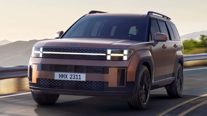 Vista dinámica del Hyundai Santa Fe Híbrido destacando su diseño frontal y lateral. Vista dinámica del Hyundai Santa Fe Híbrido destacando su diseño frontal y lateral.