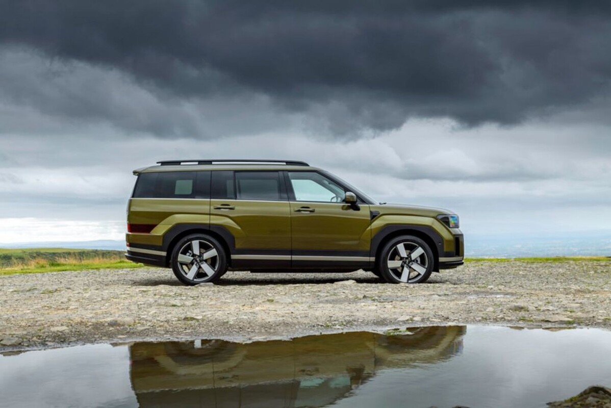 Hyundai Santa Fe Híbrido en un entorno natural destacando su diseño. Hyundai Santa Fe Híbrido en un entorno natural destacando su diseño.