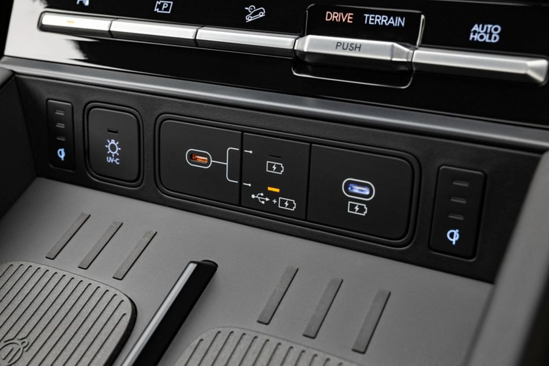 Controles del Hyundai Santa Fe Híbrido, ergonómicos y funcionales.