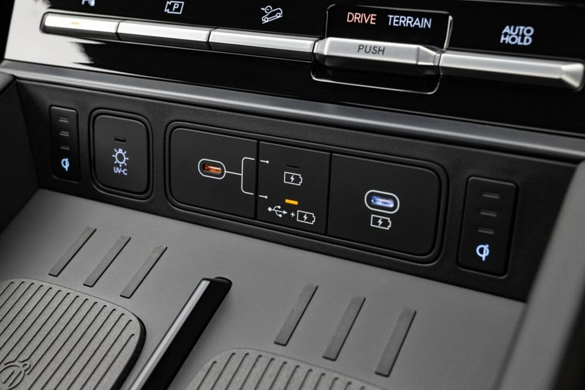 Controles del Hyundai Santa Fe Híbrido, ergonómicos y funcionales. Controles del Hyundai Santa Fe Híbrido, ergonómicos y funcionales.