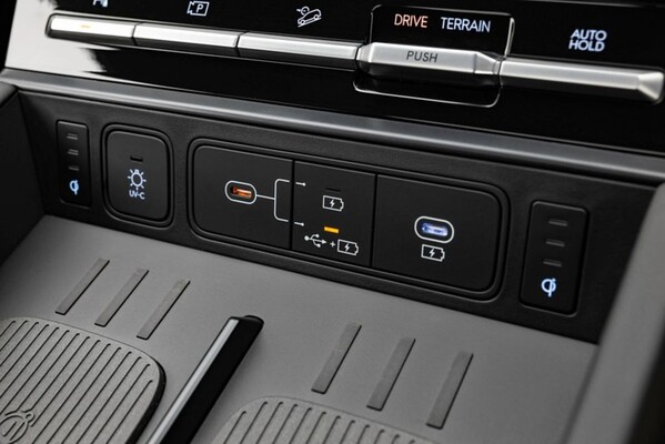 Controles del Hyundai Santa Fe Híbrido, ergonómicos y funcionales. Controles del Hyundai Santa Fe Híbrido, ergonómicos y funcionales.