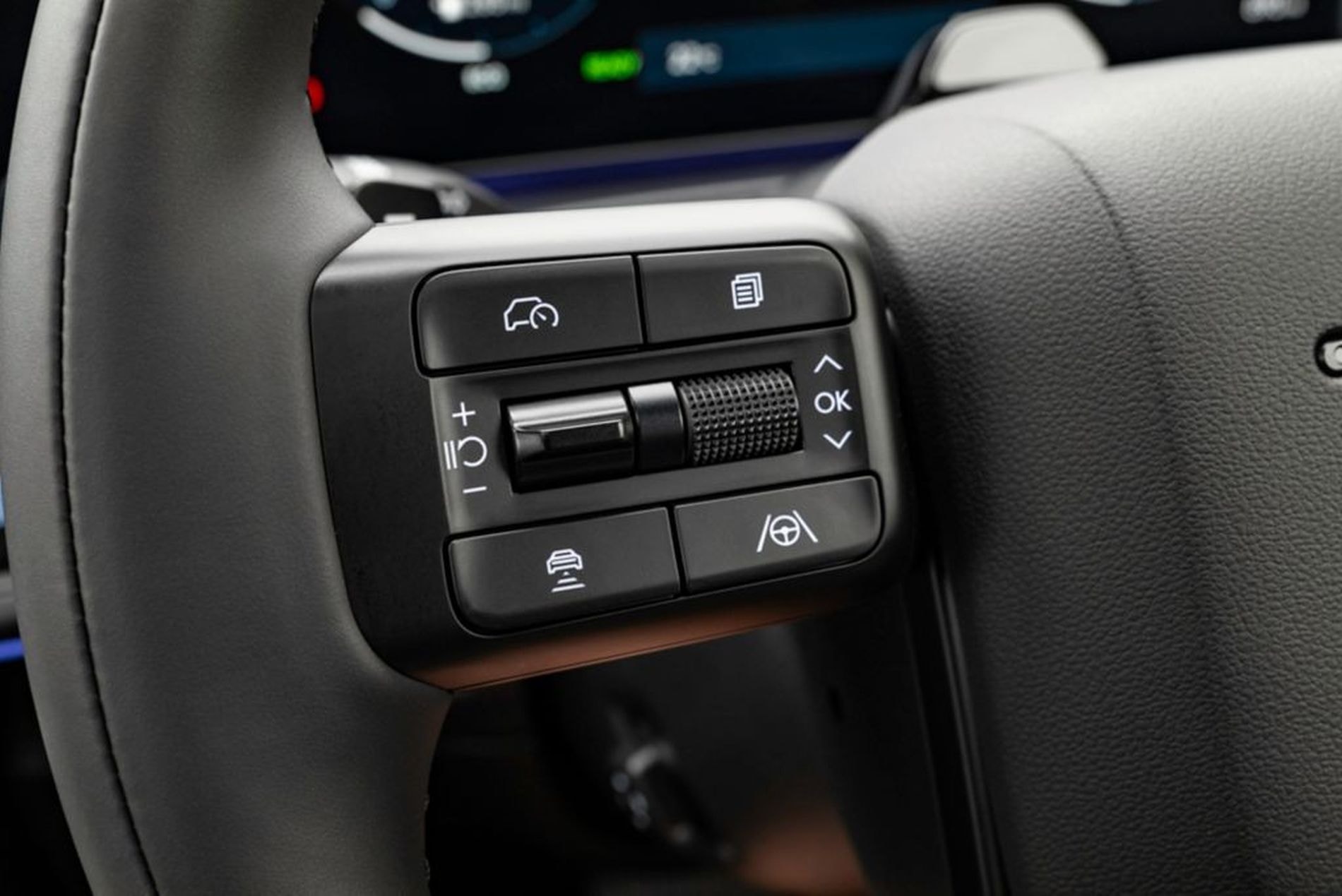 Controles secundarios del Hyundai Santa Fe Híbrido, prácticos y accesibles.