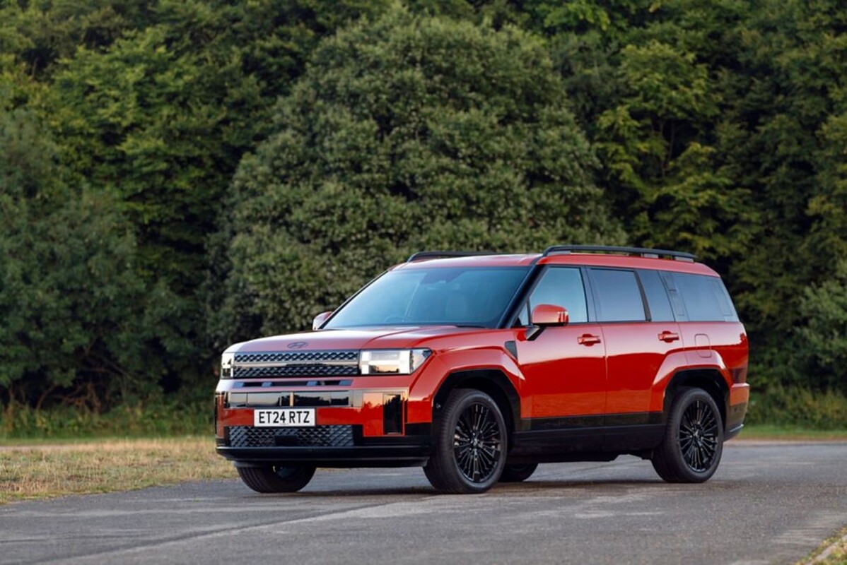 Palanca de cambio en el Hyundai Santa Fe Híbrido, de fácil uso y rápido acceso. Palanca de cambio en el Hyundai Santa Fe Híbrido, de fácil uso y rápido acceso.