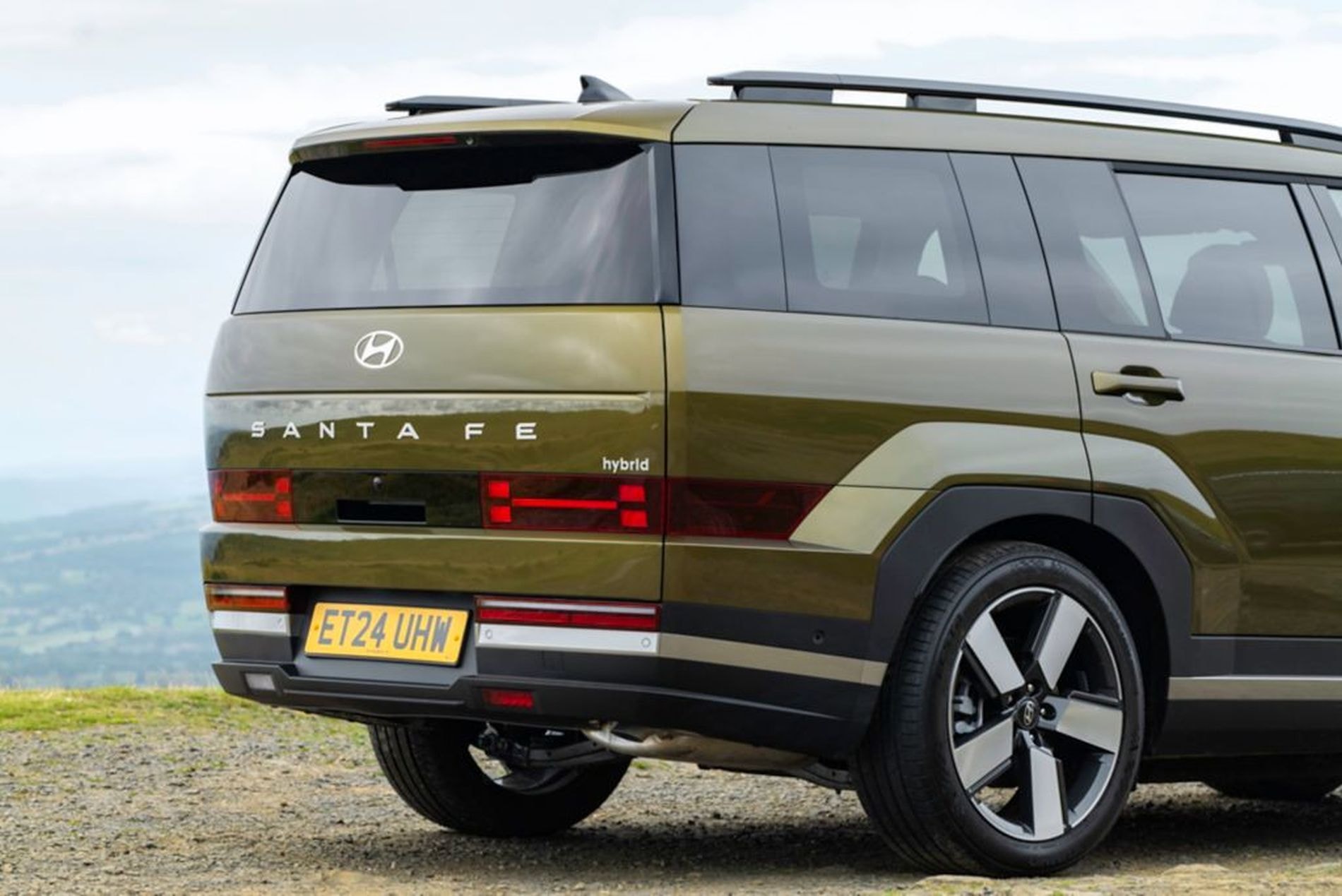 Hyundai Santa Fe Híbrido en una toma estática, mostrando su diseño atractivo.