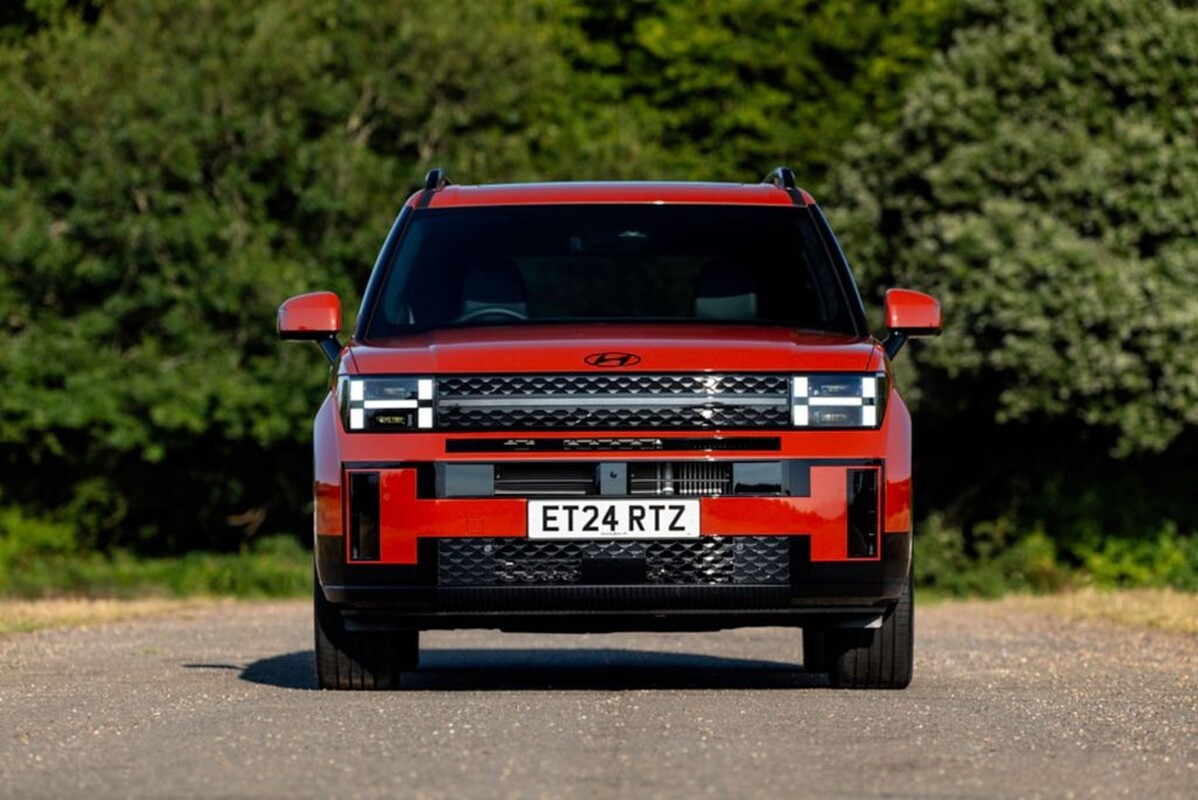 Hyundai Santa Fe Híbrido en movimiento, mostrando su dinámica y estilo. Hyundai Santa Fe Híbrido en movimiento, mostrando su dinámica y estilo.