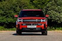 Hyundai Santa Fe Híbrido en movimiento, mostrando su dinámica y estilo. Hyundai Santa Fe Híbrido en movimiento, mostrando su dinámica y estilo.