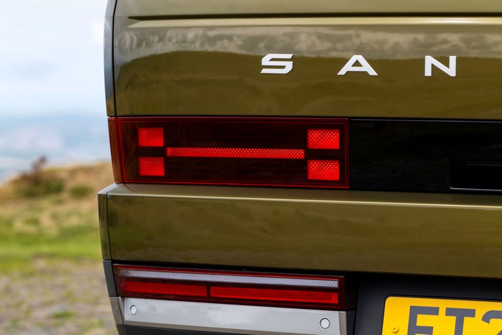 Primer plano del frontal del Hyundai Santa Fe Híbrido, con su distintivo estilo moderno