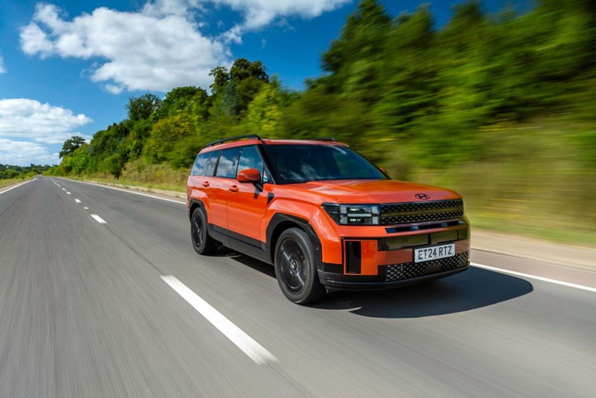 Perspectiva frontal del Hyundai Santa Fe Híbrido, con líneas audaces. Perspectiva frontal del Hyundai Santa Fe Híbrido, con líneas audaces.