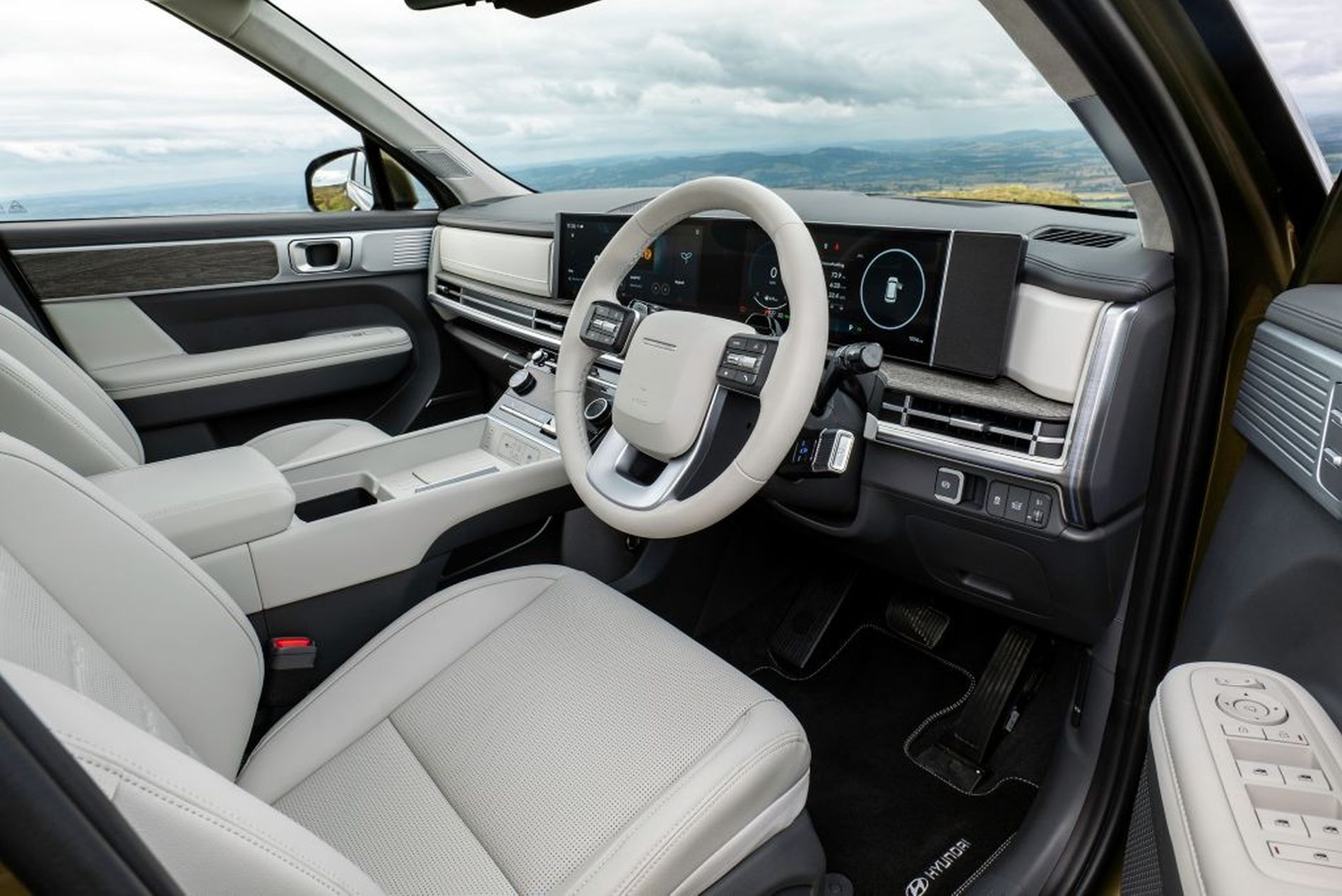 Detalle del frontal del Hyundai Santa Fe Híbrido, resaltando sus faros