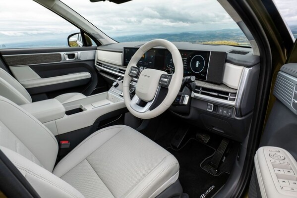 Detalle del frontal del Hyundai Santa Fe Híbrido, resaltando sus faros Detalle del frontal del Hyundai Santa Fe Híbrido, resaltando sus faros