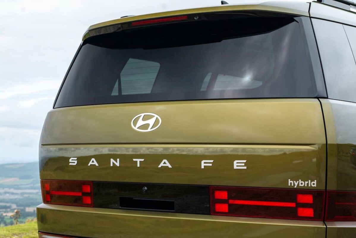Detalle trasero del Hyundai Santa Fe Híbrido, con enfoque en los faros. Detalle trasero del Hyundai Santa Fe Híbrido, con enfoque en los faros.