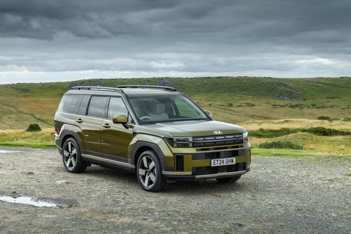 Hyundai Santa Fe Híbrido avanzando, resaltando su robustez y elegancia. Hyundai Santa Fe Híbrido avanzando, resaltando su robustez y elegancia.