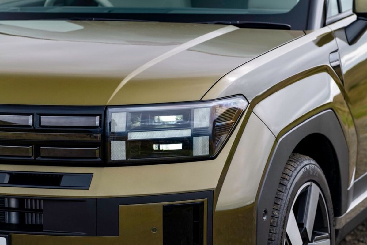 Vista lateral del Hyundai Santa Fe Híbrido, mostrando su diseño robusto Vista lateral del Hyundai Santa Fe Híbrido, mostrando su diseño robusto