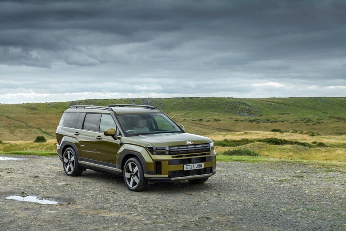 Vista frontal del Hyundai Santa Fe Híbrido, que muestra su parrilla distintiva. Vista frontal del Hyundai Santa Fe Híbrido, que muestra su parrilla distintiva.