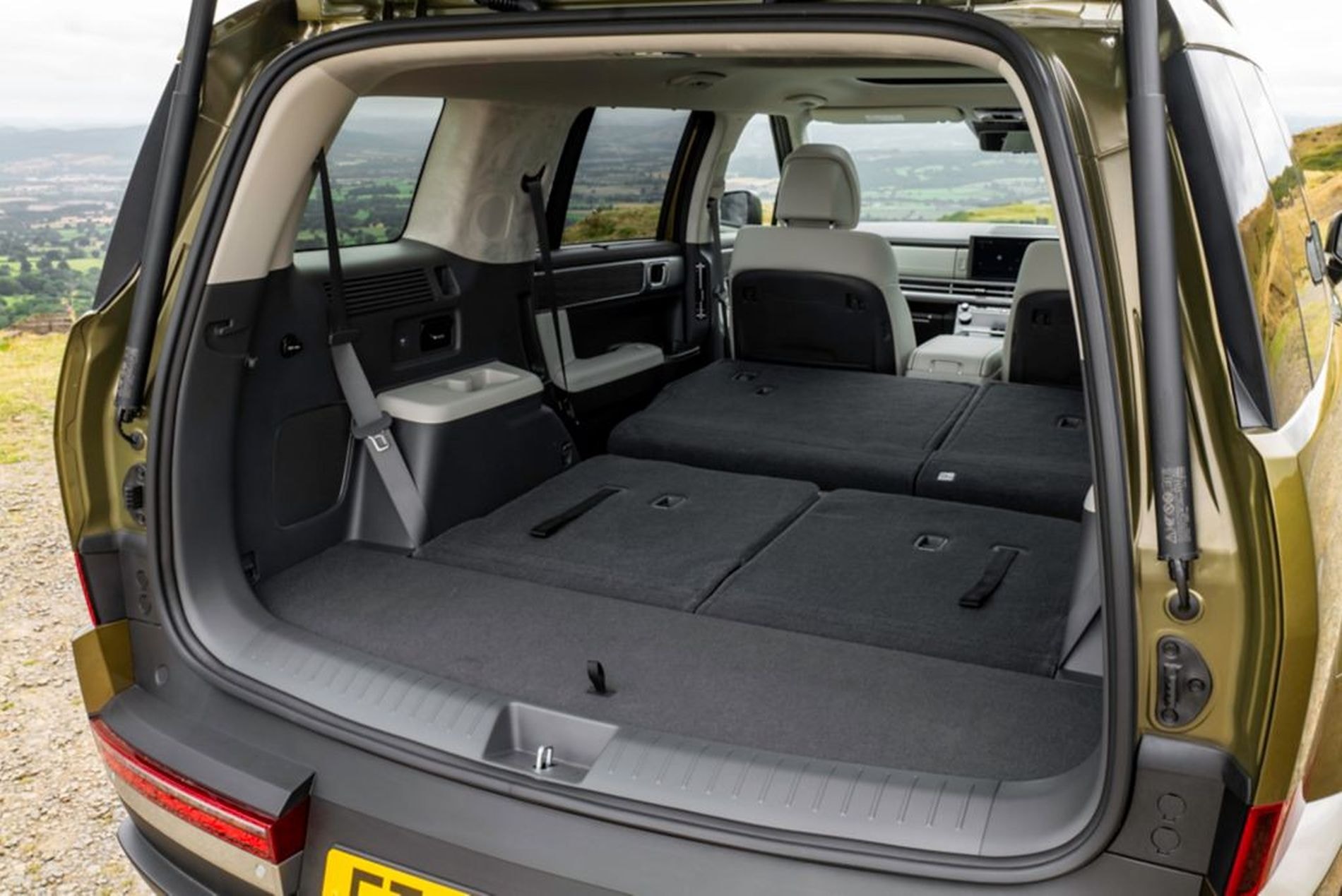 Interior del Hyundai Santa Fe Híbrido, con asientos de cuero claros y diseño ergonómico