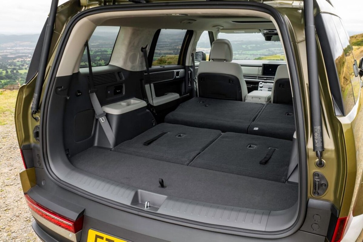 Interior del Hyundai Santa Fe Híbrido, con asientos de cuero claros y diseño ergonómico Interior del Hyundai Santa Fe Híbrido, con asientos de cuero claros y diseño ergonómico