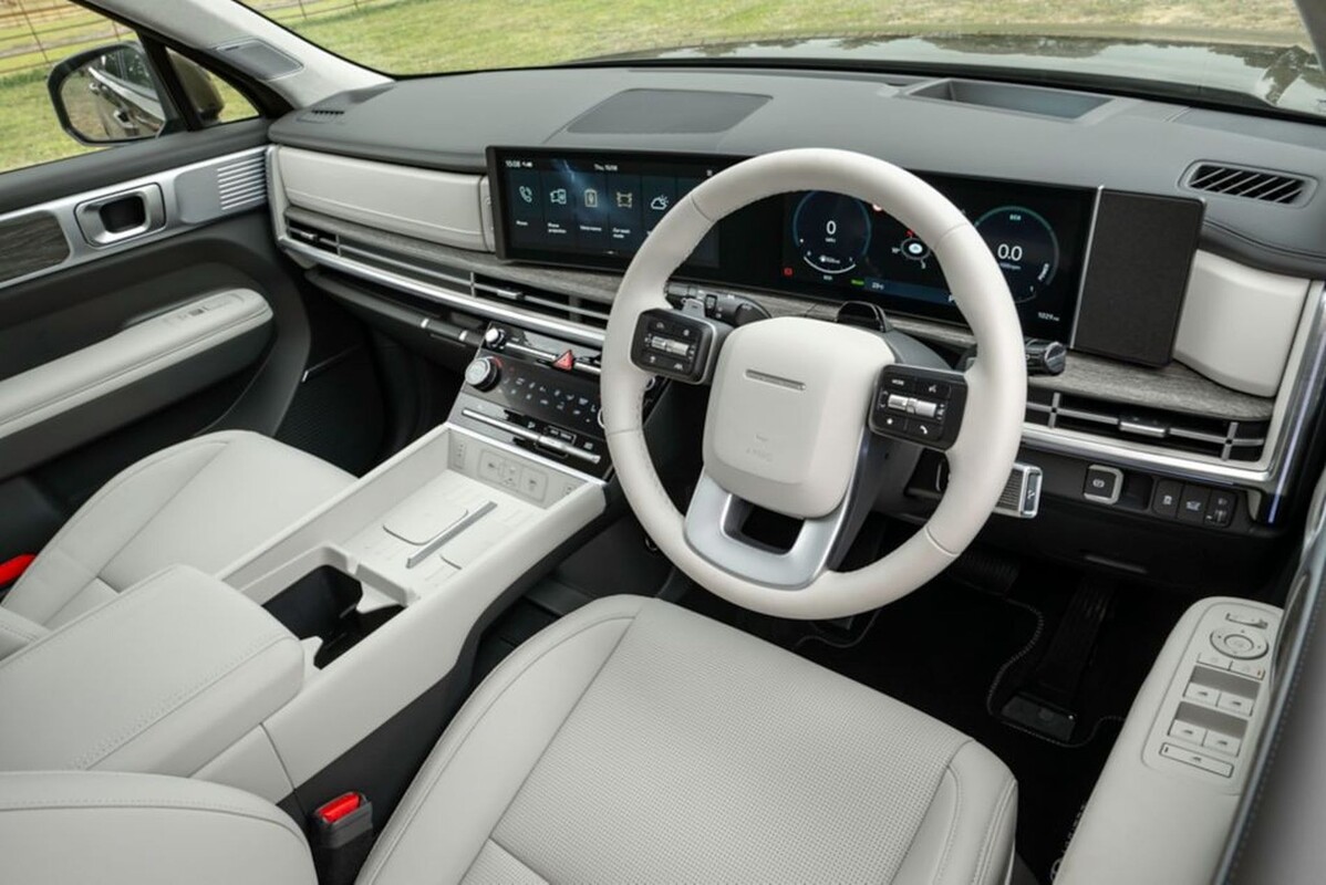 Maletero del Hyundai Santa Fe Híbrido abierto, con espacio versátil Maletero del Hyundai Santa Fe Híbrido abierto, con espacio versátil