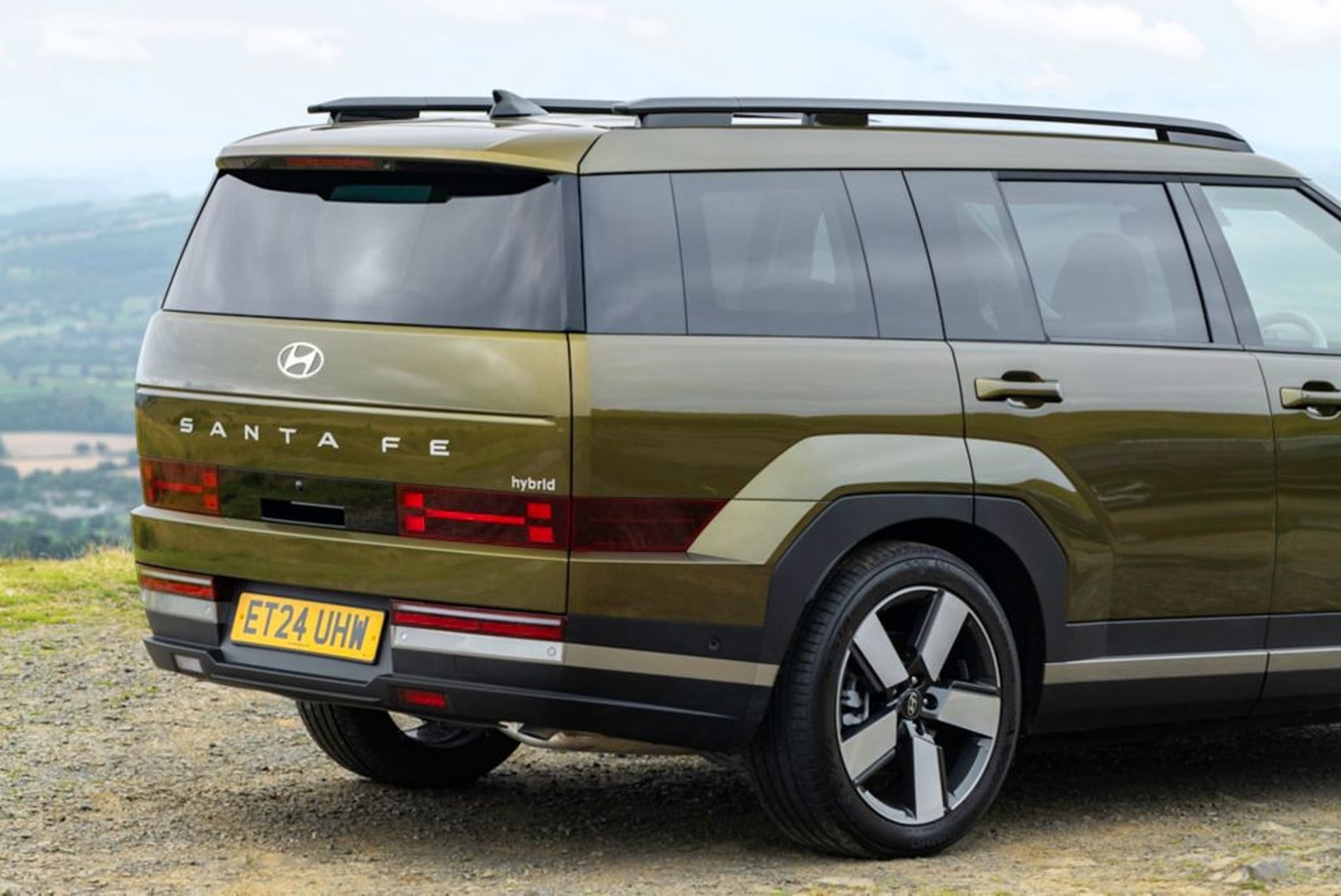 Hyundai Santa Fe Híbrido en entorno natural, resaltando su versatilidad.