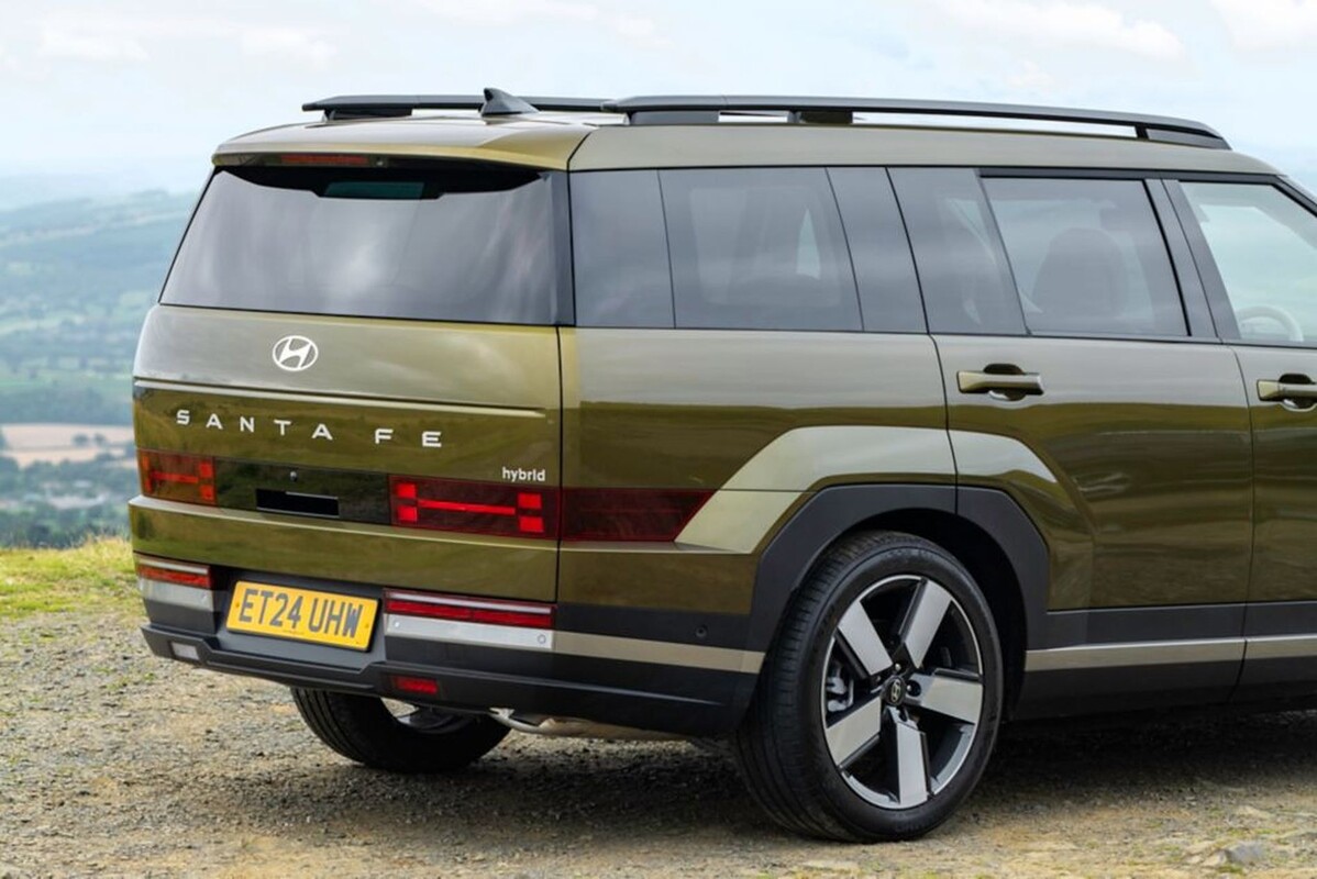 Hyundai Santa Fe Híbrido en entorno natural, resaltando su versatilidad. Hyundai Santa Fe Híbrido en entorno natural, resaltando su versatilidad.