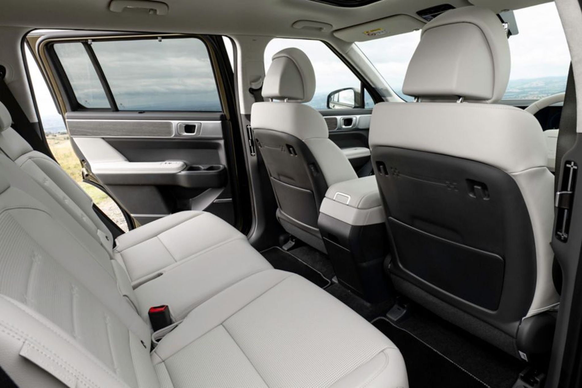 Vista trasera del Hyundai Santa Fe Híbrido, con familiar diseño elegante