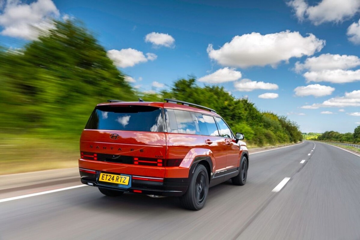 Vista trasera del Hyundai Santa Fe Híbrido, destacando su diseño moderno. Vista trasera del Hyundai Santa Fe Híbrido, destacando su diseño moderno.