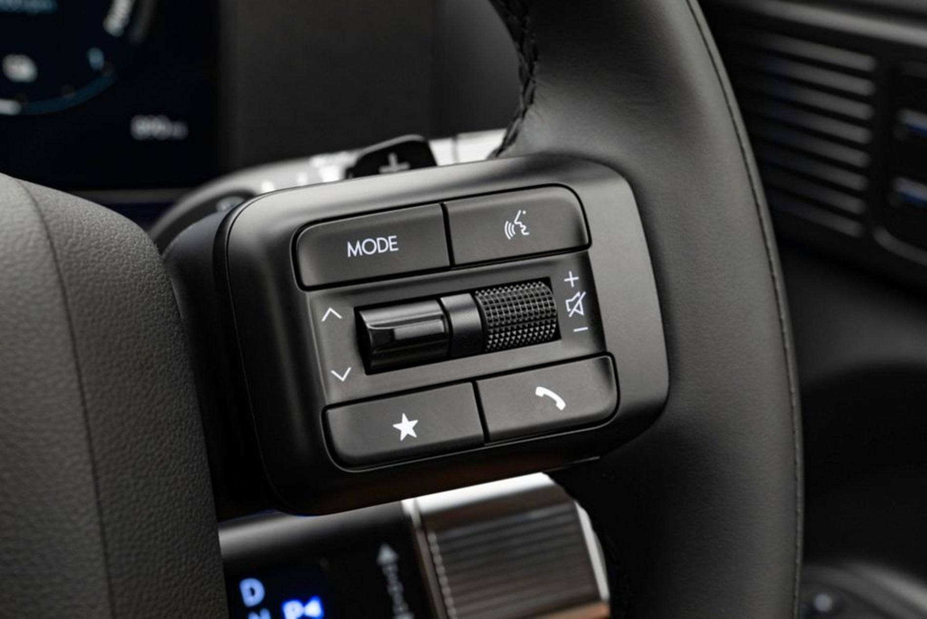 Controles integrados en el volante del Hyundai Santa Fe Híbrido, para mayor comodidad.