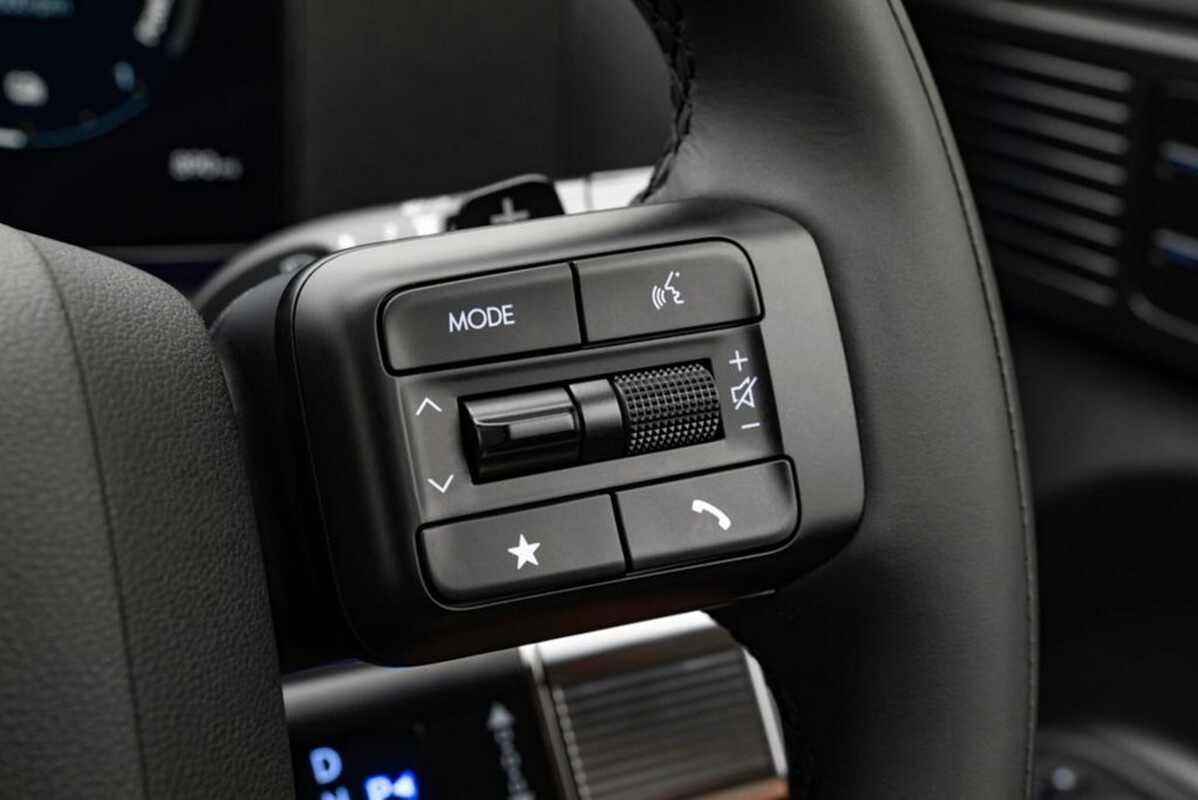 Controles integrados en el volante del Hyundai Santa Fe Híbrido, para mayor comodidad. Controles integrados en el volante del Hyundai Santa Fe Híbrido, para mayor comodidad.