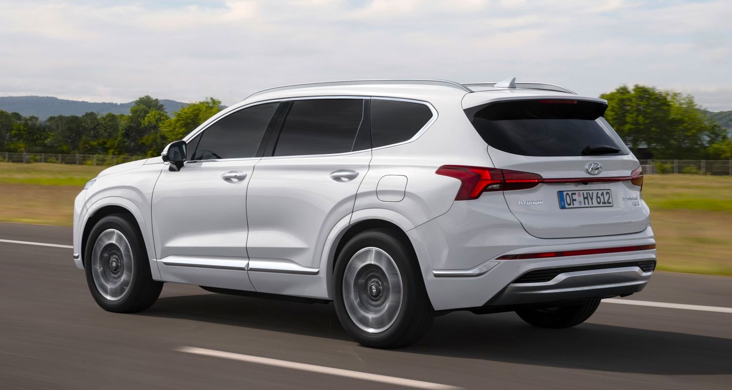 Vista dinámica del Hyundai Santa Fe en carretera.