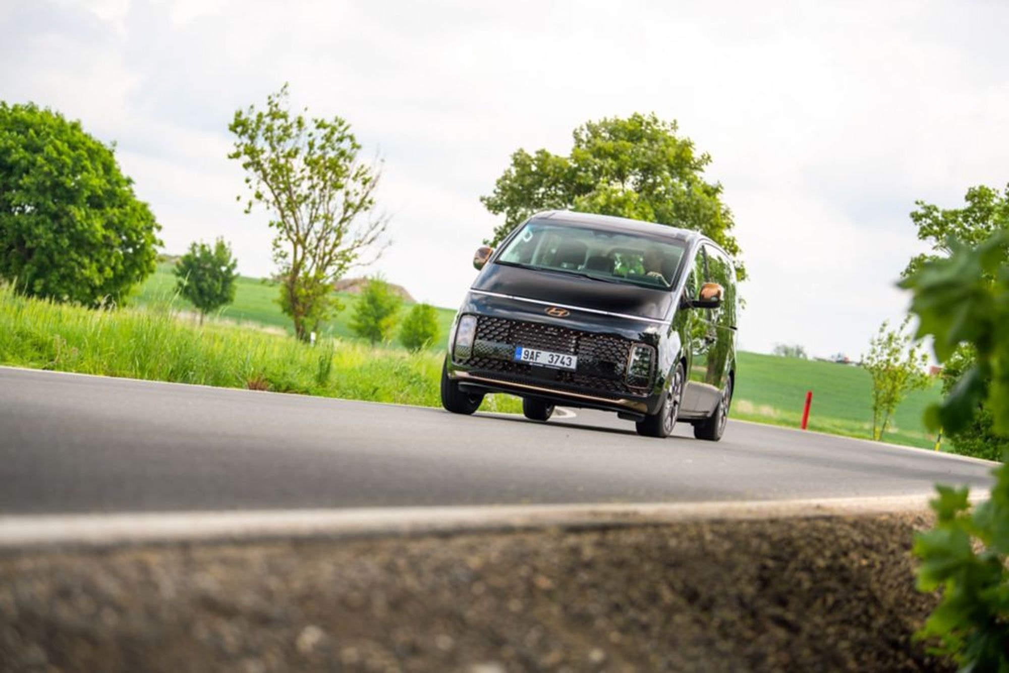 Hyundai Staria híbrido en movimiento por caminos sinuosos, muestra su agilidad