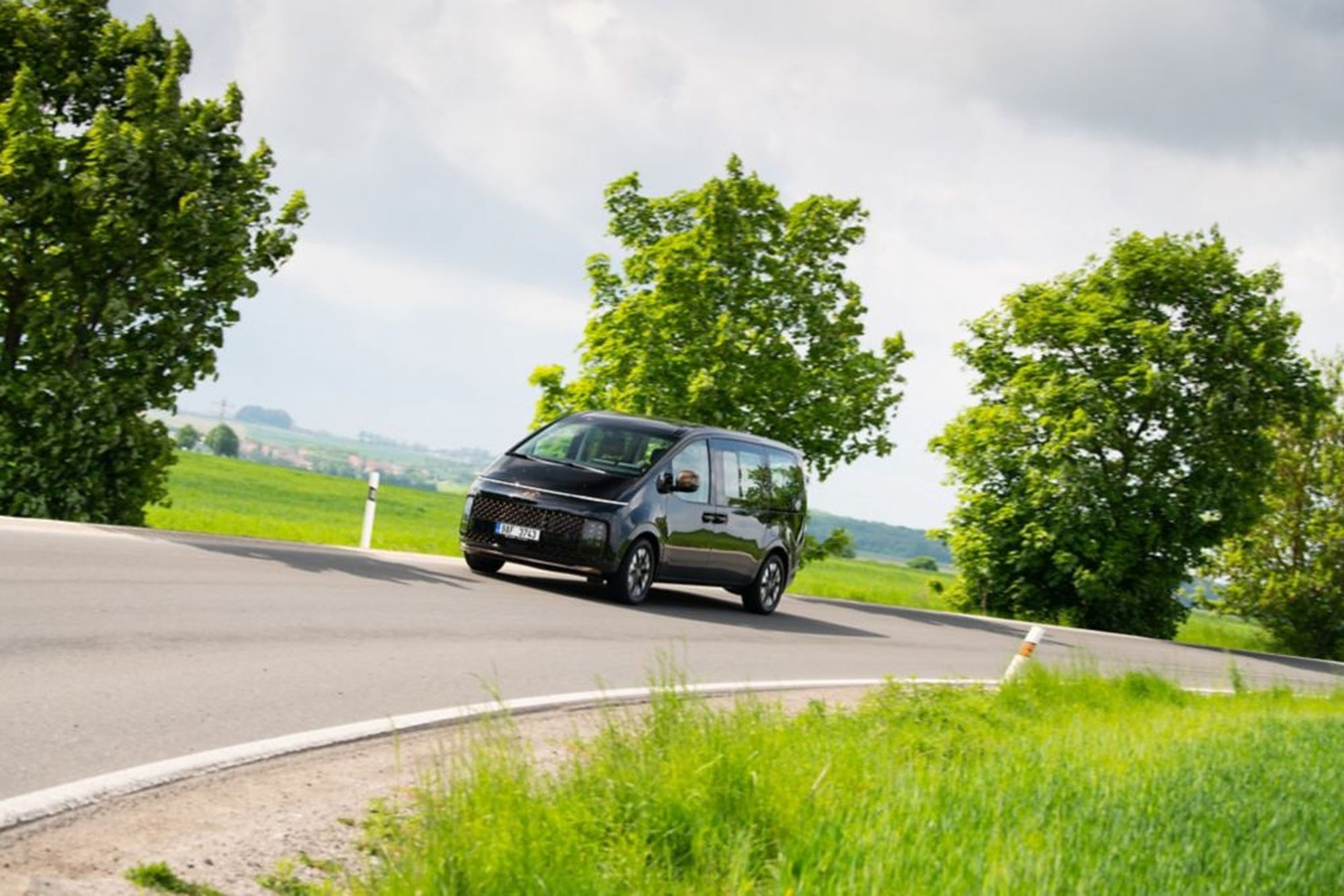 Hyundai Staria híbrido en la carretera, refleja elegancia y eficiencia