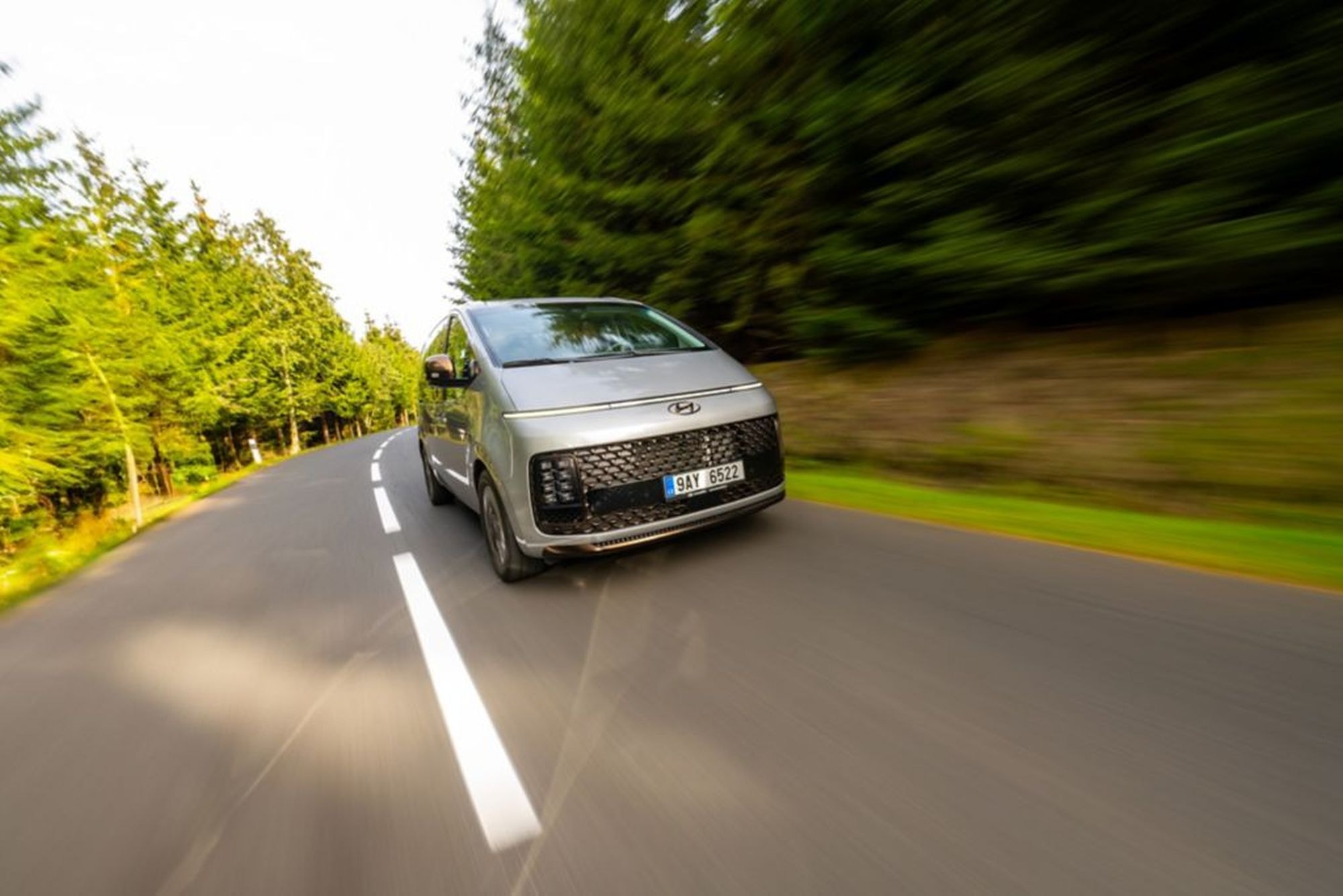 Hyundai Staria híbrido recorriendo caminos rurales, ideal para aventuras