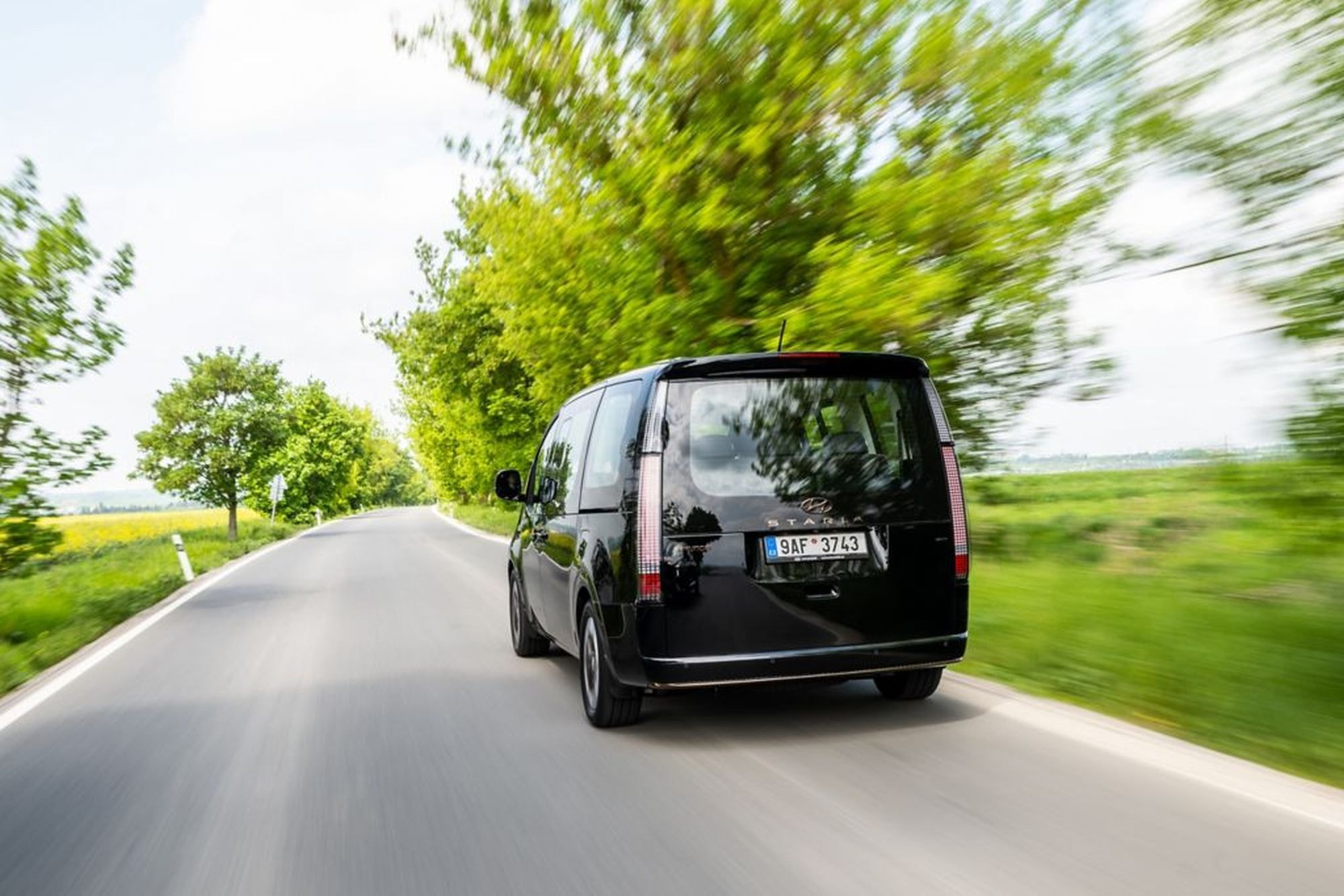 Hyundai Staria híbrido en movimiento, mostrando su desempeño en carretera.