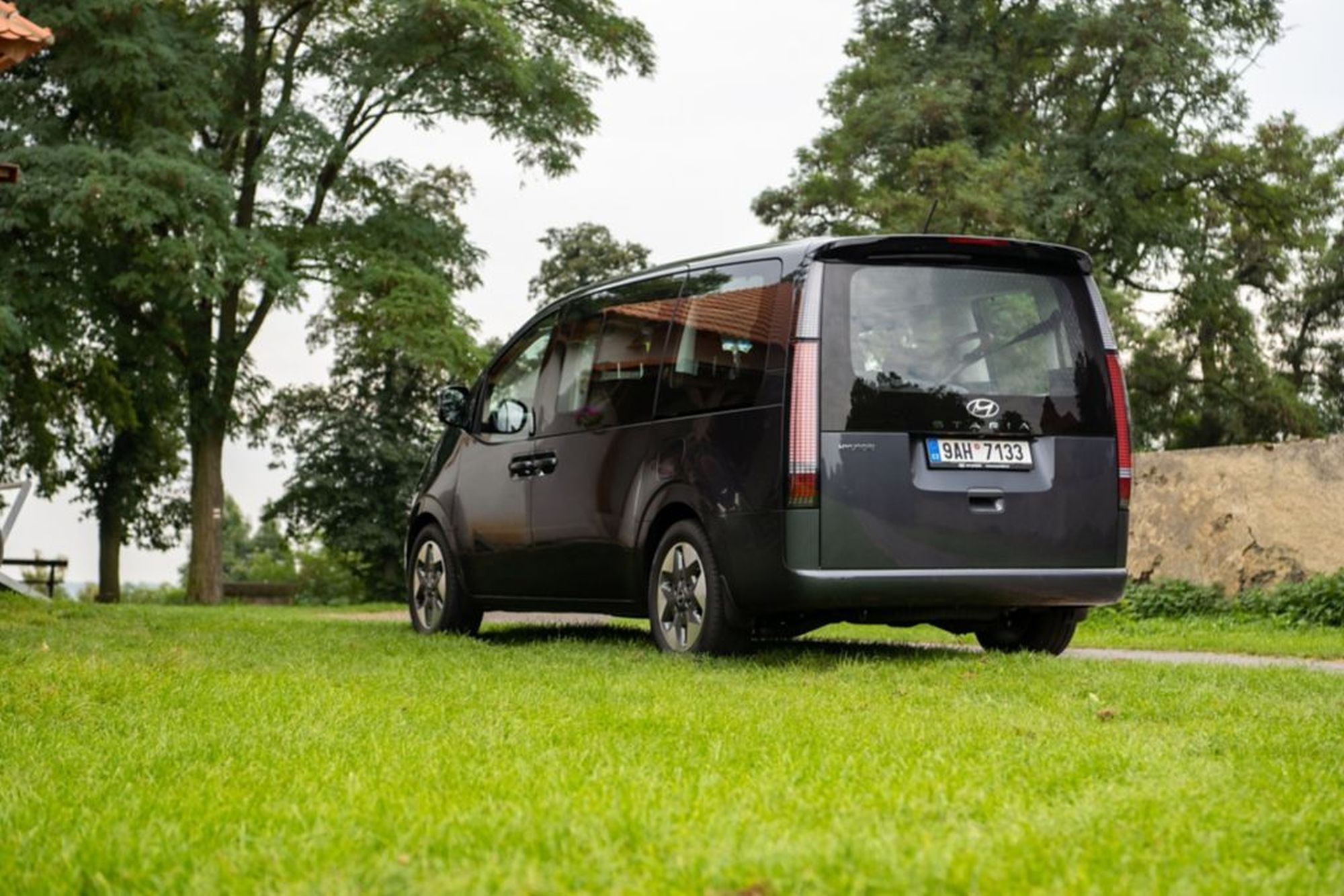 Vista trasera mientras circula, ideal para destacar su estética dinámica.