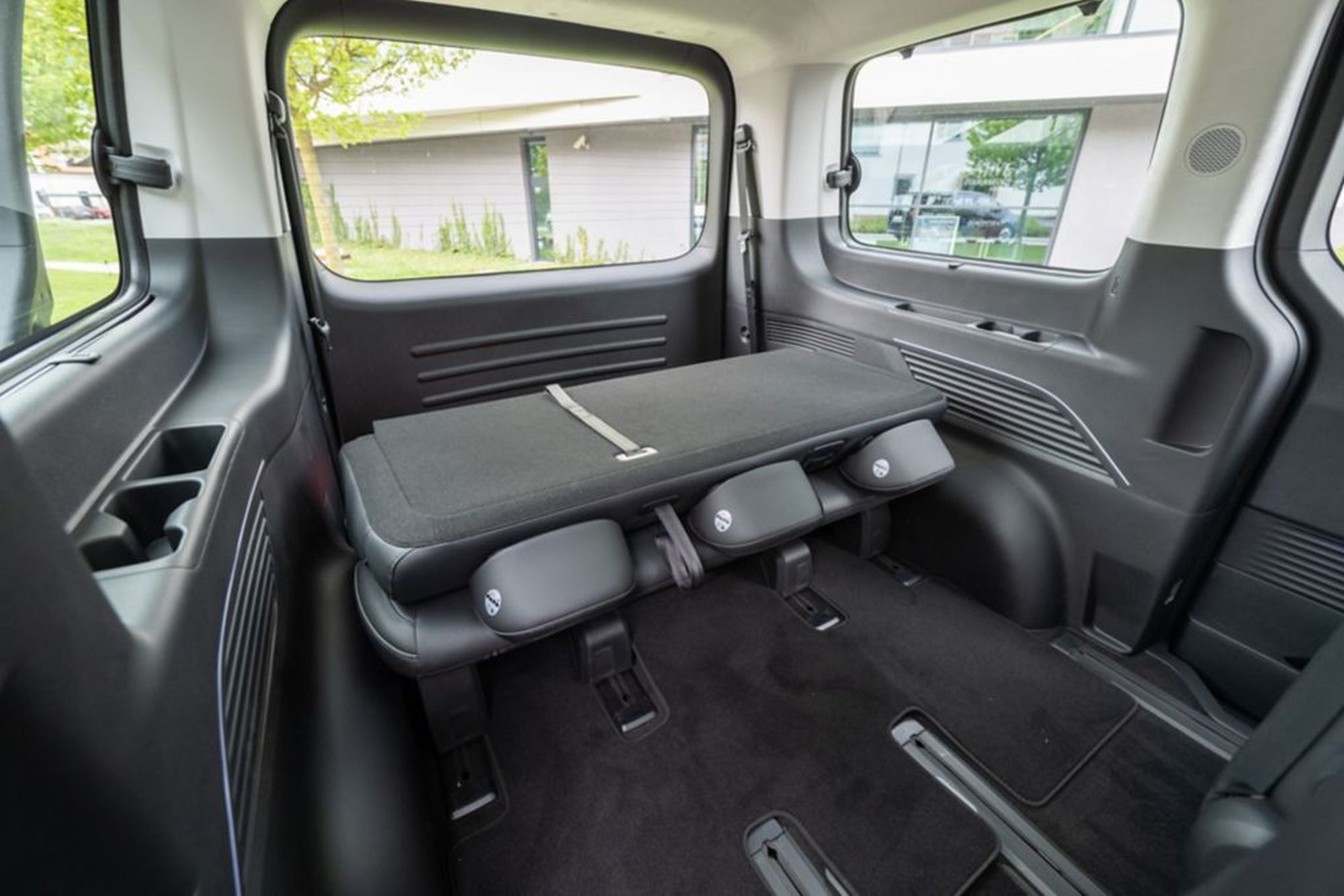 Cadena de bebidas integrada, ideal para maximizar la comodidad en carretera.