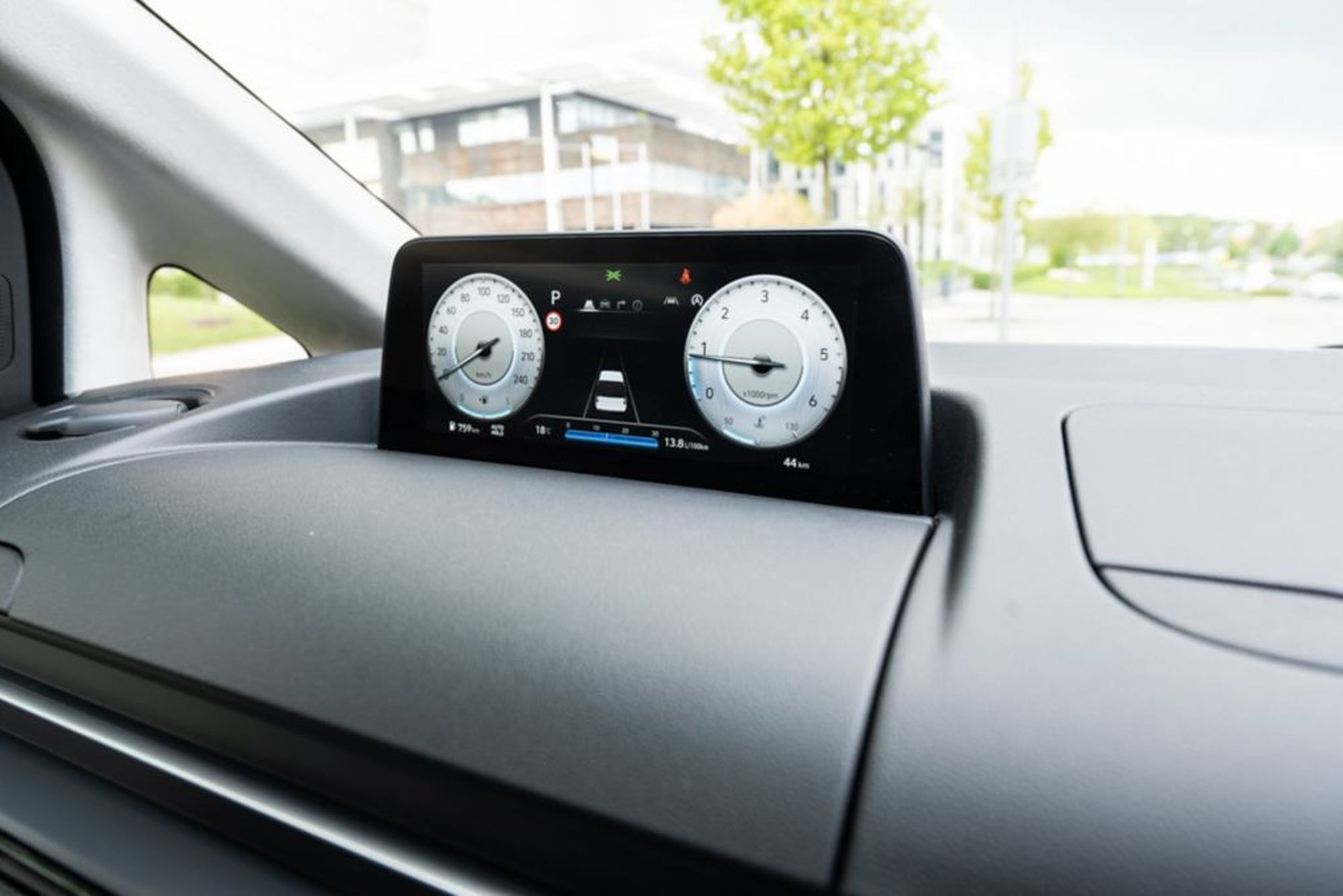 Frontal robusto y estilizado del Hyundai Staria híbrido, ideal para familias.