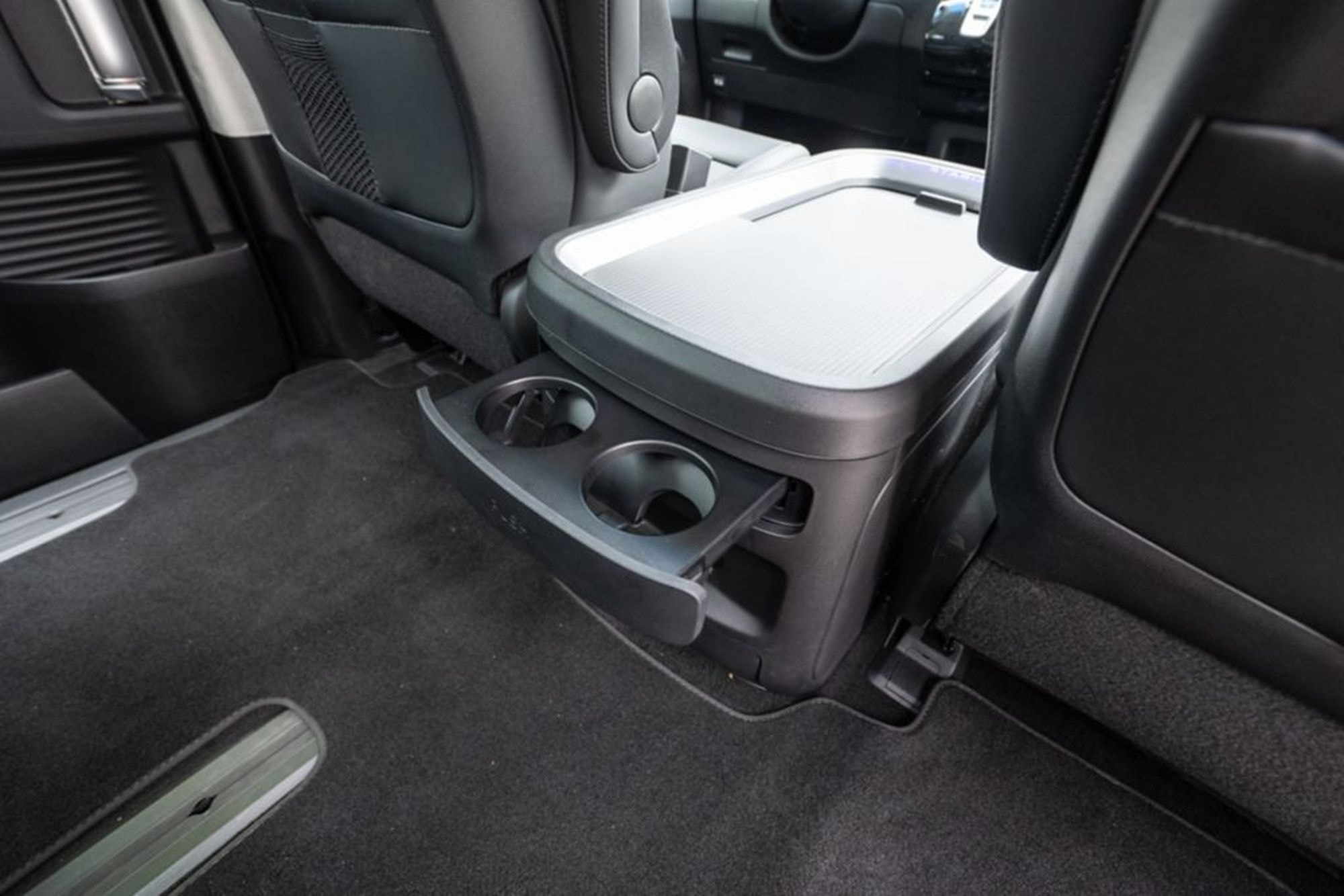 Detalles de la consola central, resaltando su tecnología avanzada y elegante.