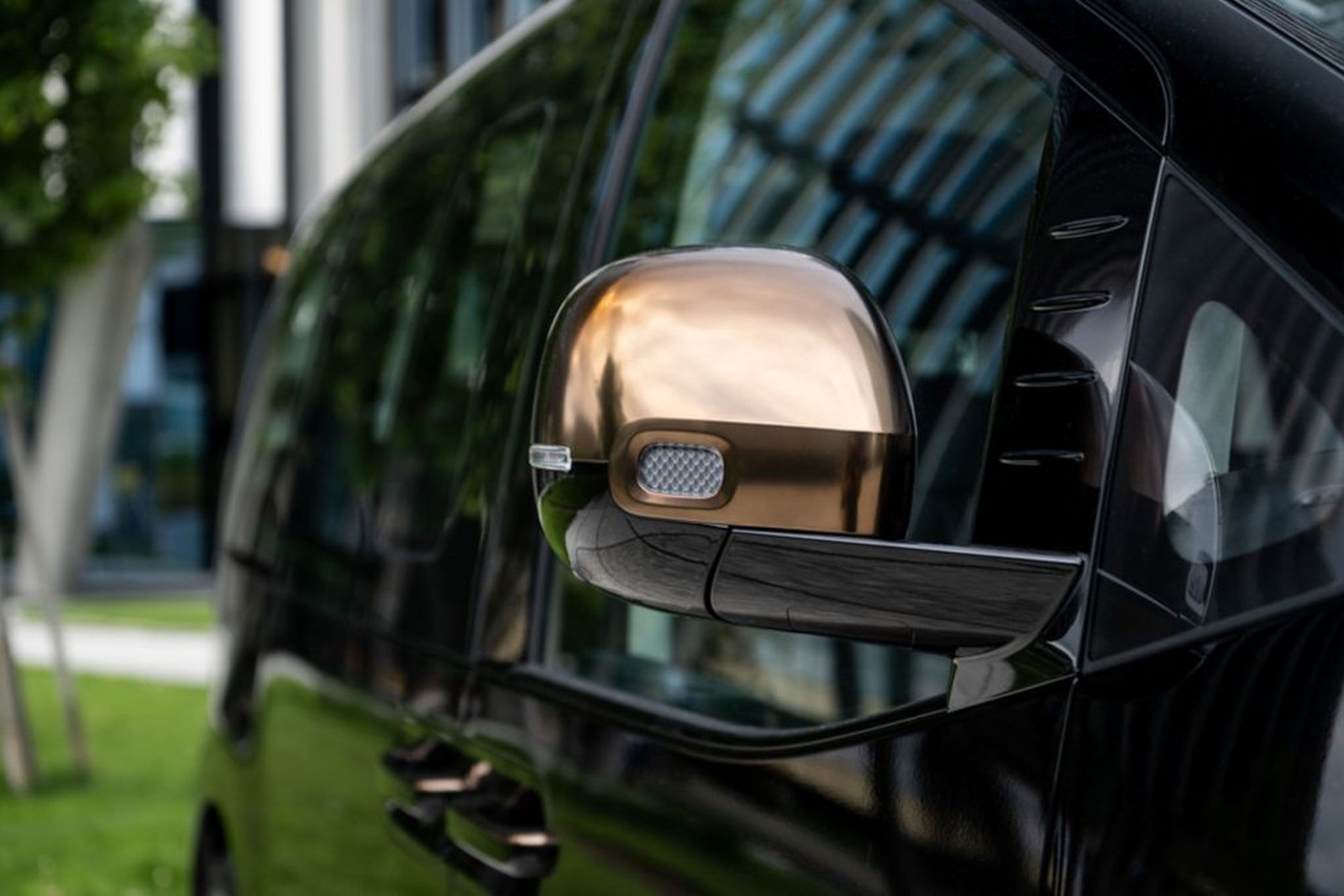 Hyundai Staria híbrido acercándose a un hogar en un entorno natural