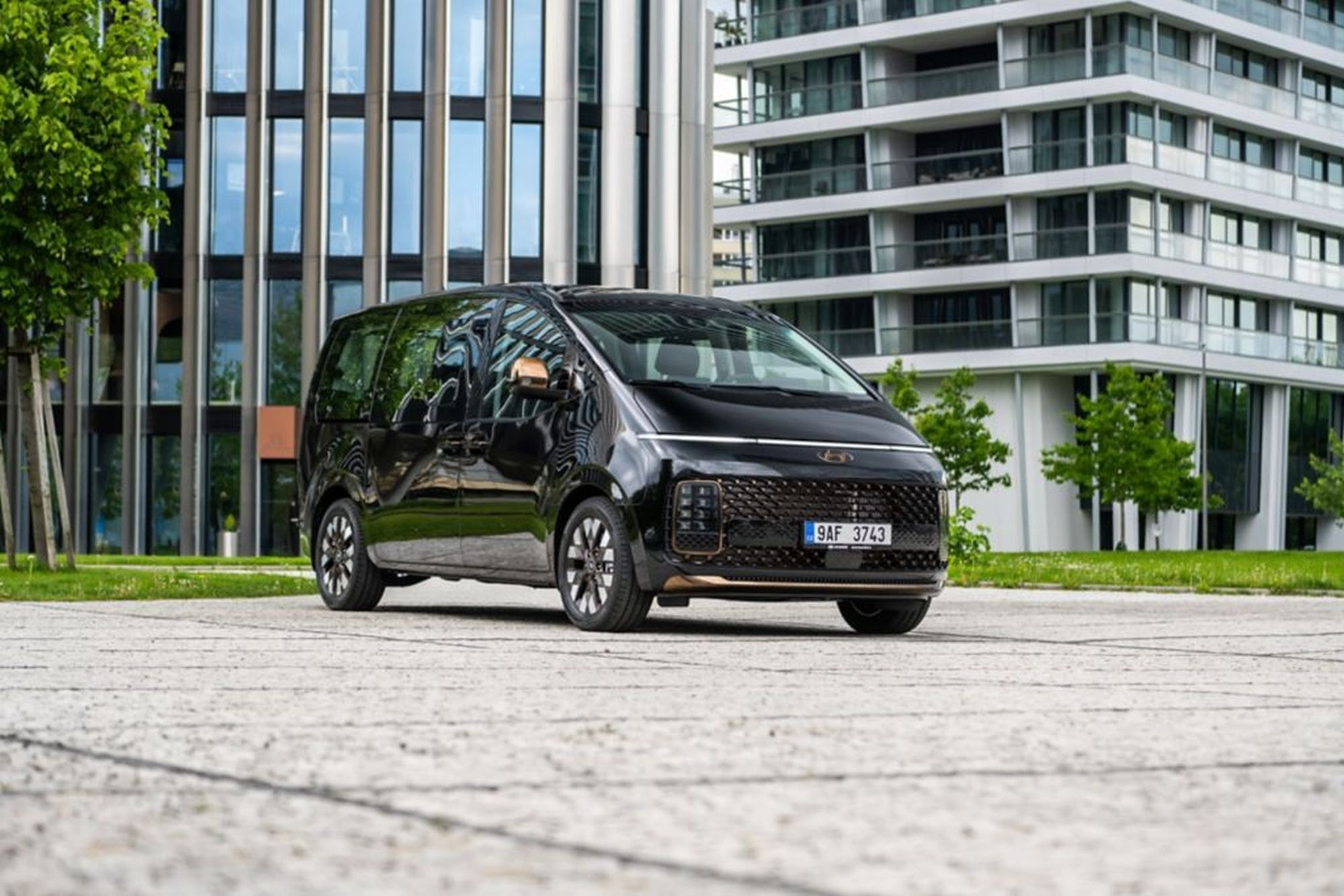 Hyundai Staria híbrido realizando un giro en una carretera amplia, elegante