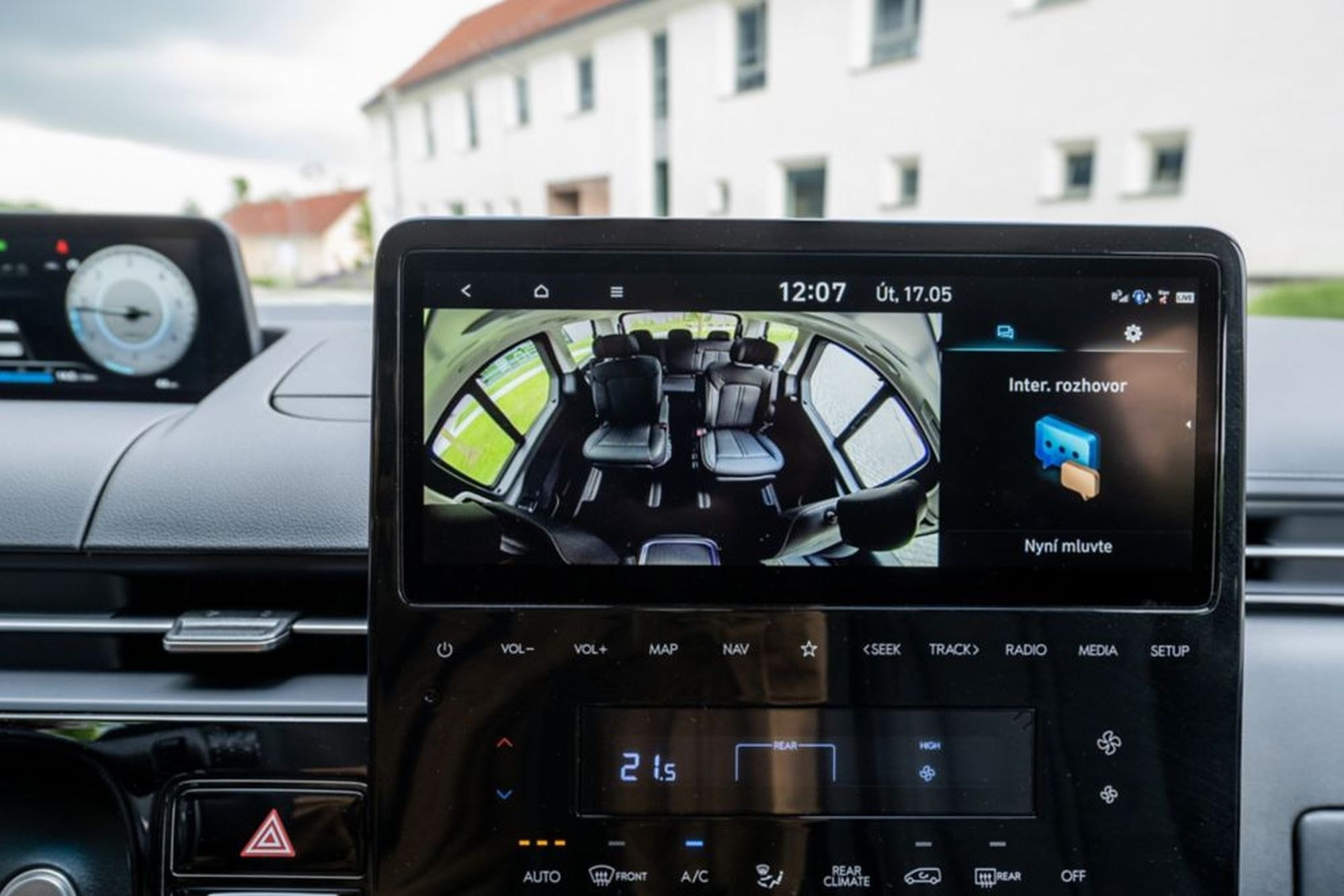 Panel de instrumentos con diseño digital, sobresale en modernidad y funcionalidad.