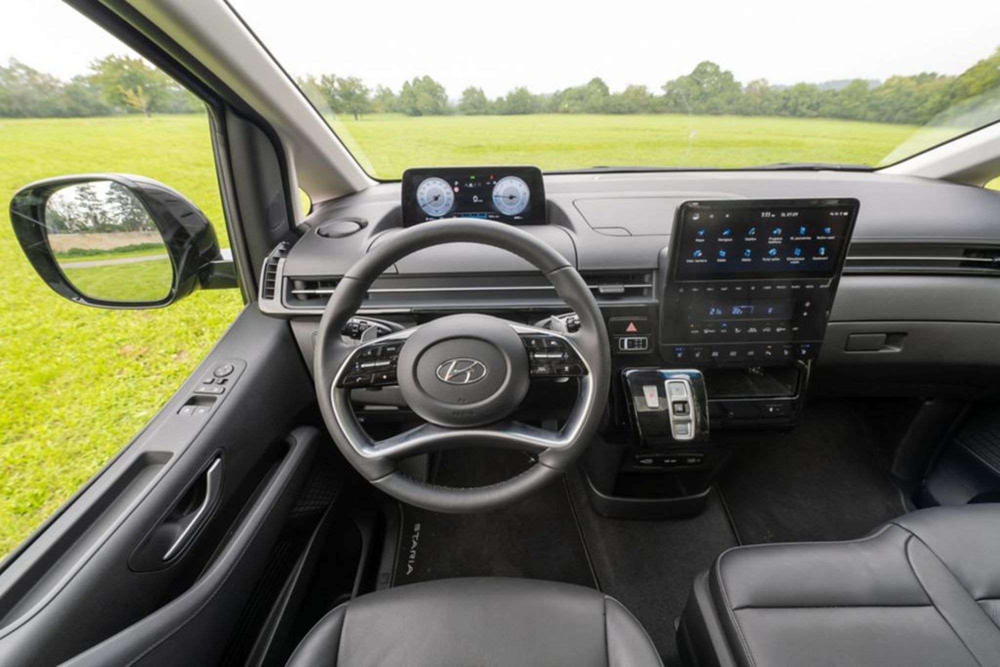 Interior del Hyundai Staria híbrido, elegante y tecnológico, diseñado para comodidad.