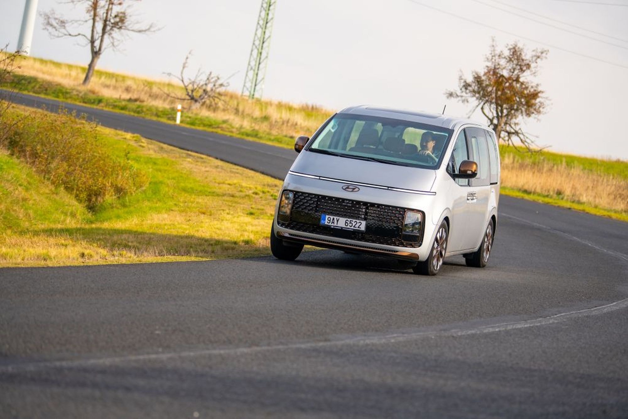 Vista lateral del Hyundai Staria híbrido, destacando su diseño moderno