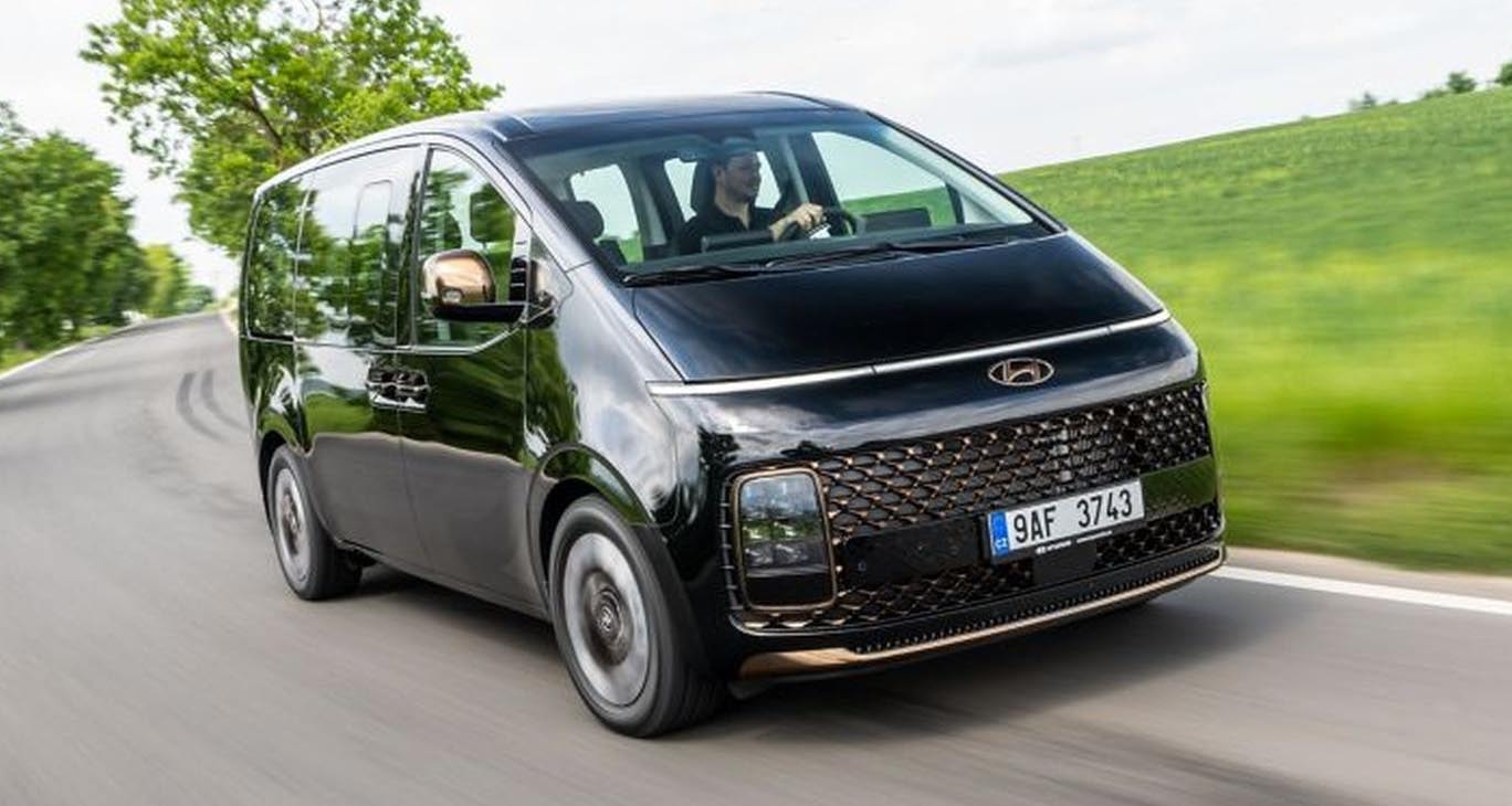 Espacio del maletero con asientos plegados, versatilidad para transportar carga.