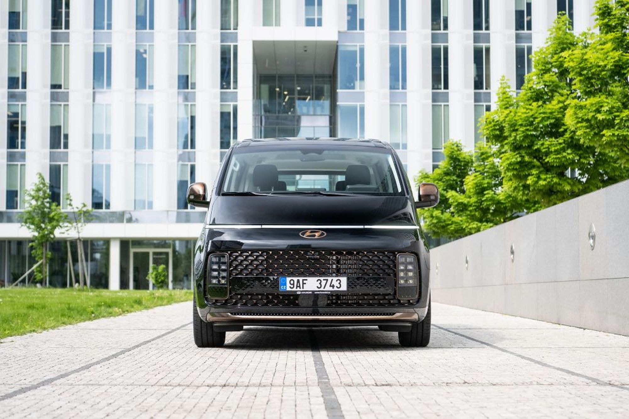 Vista trasera del Hyundai Staria híbrido, mostrando su diseño moderno.