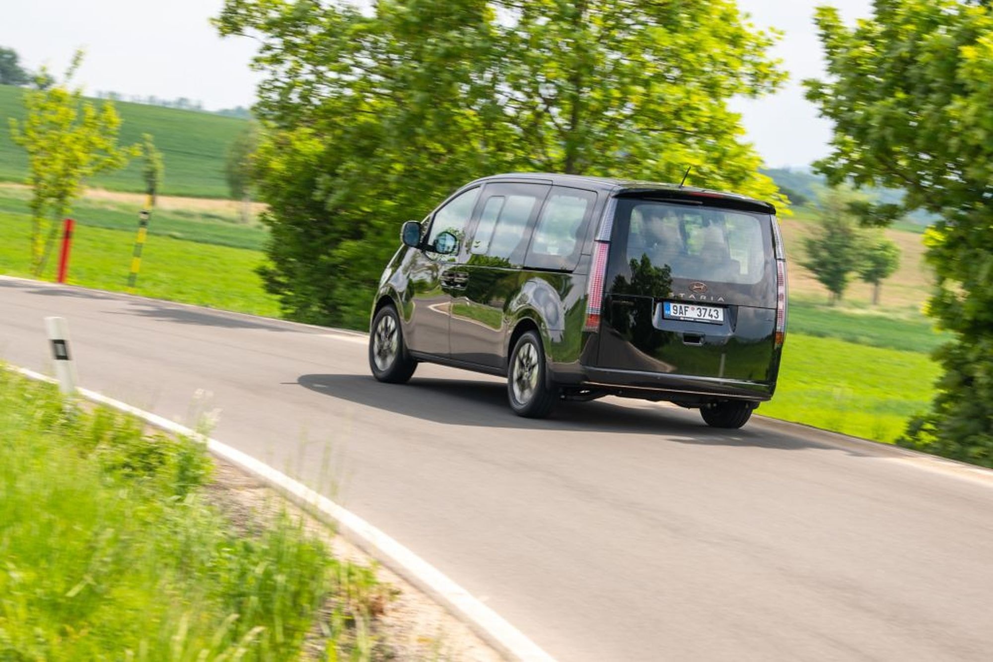 Impresionante foto en movimiento del Hyundai Staria híbrido, demuestra su potencia