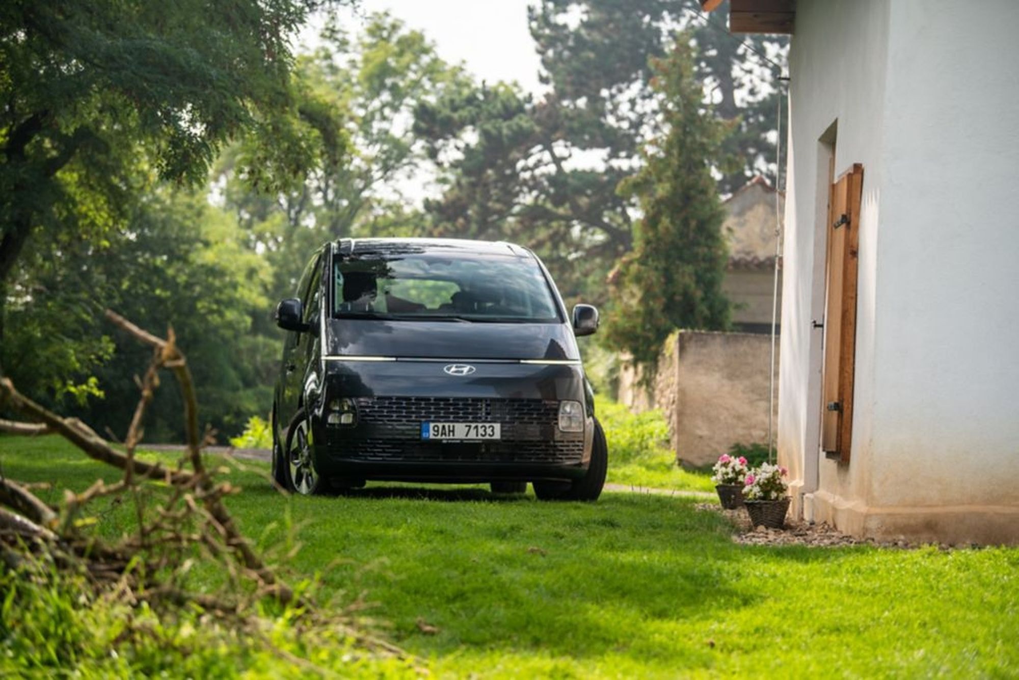 Vista trasera del Hyundai Staria híbrido, muestra su diseño distintivo