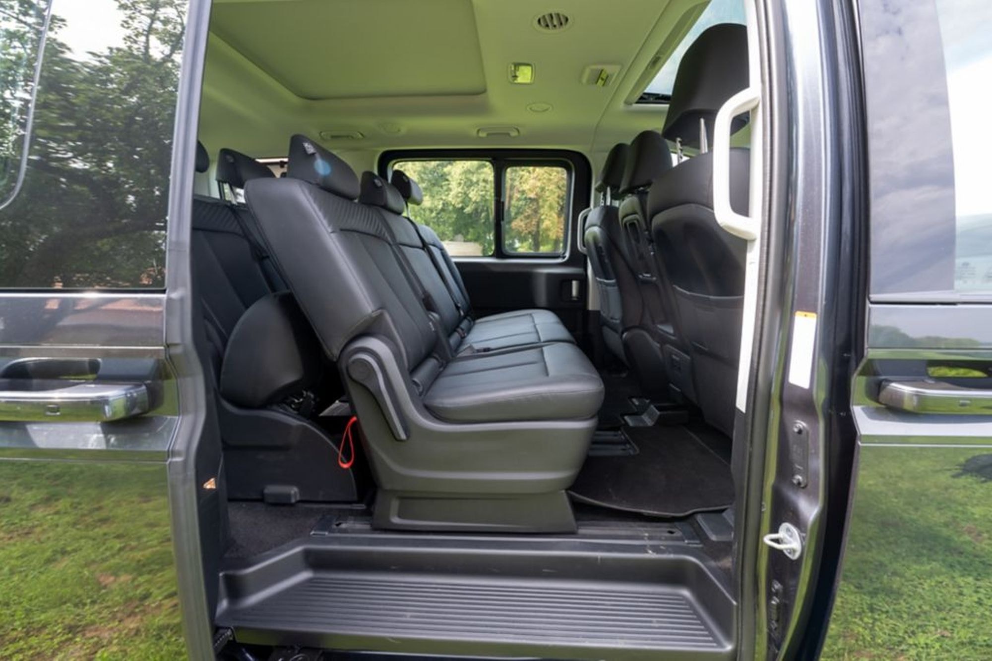 Interior del Hyundai Staria, con un diseño ergonómico y moderno.